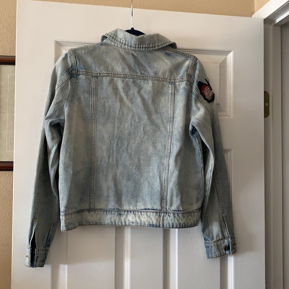 FOREVER 21 light wash jean jacket with sewn on patches - Picture 3 of 8